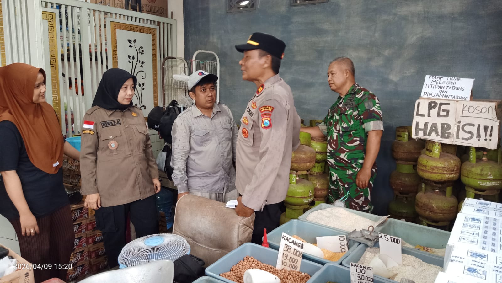 Kegiatan Forkopimcam Rowokangkung dalam rangka melaksanakan kegiatan pemantauan dan pengecekan Stok 