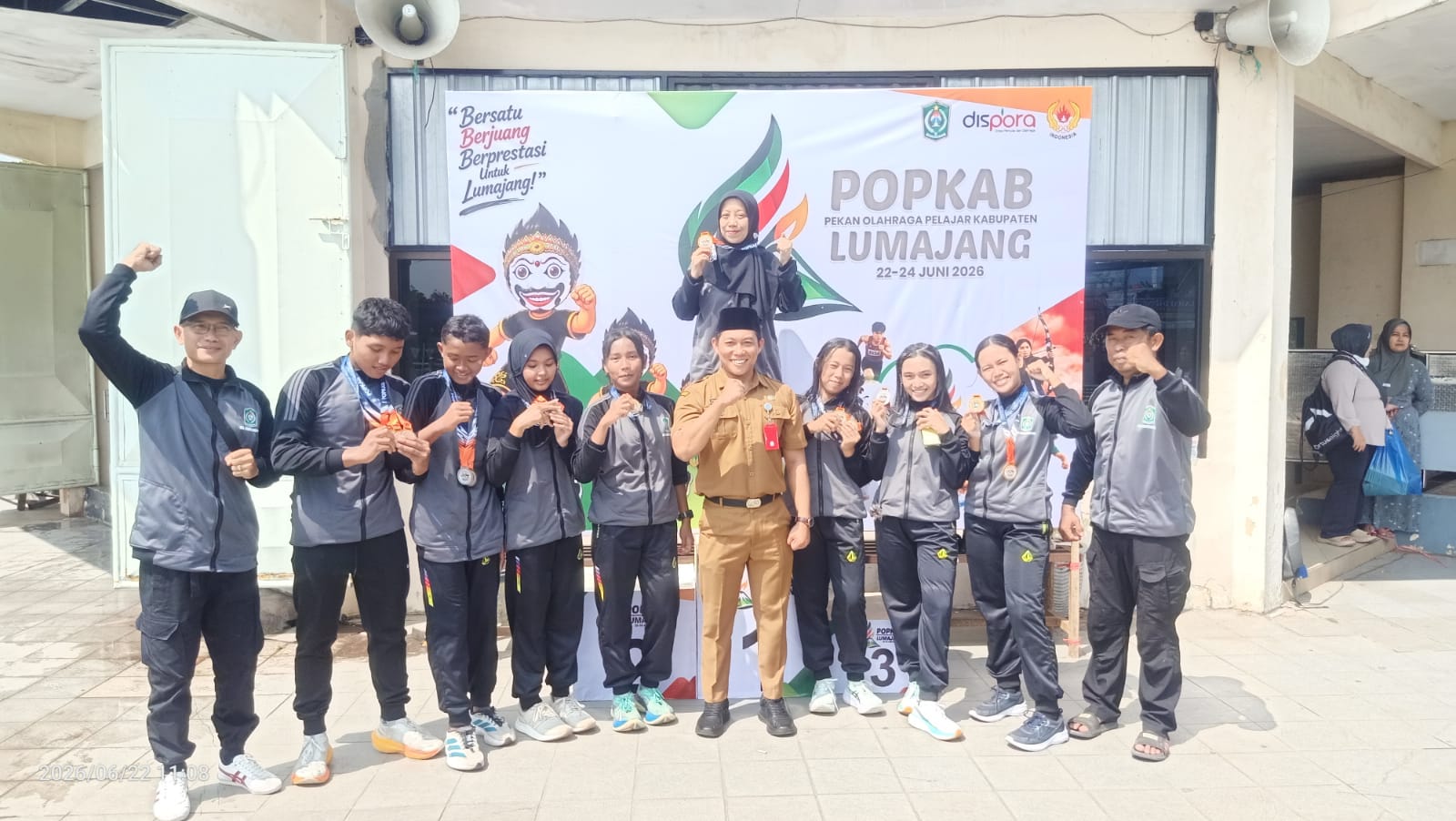 Kontingen Kecamatan Rowokangkung Raih Juara Umum Cabang Renang POPKAB Lumajang 2026
