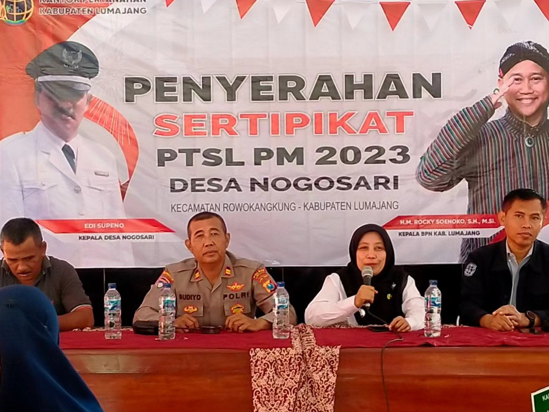Penyerahan Sertifikat PTSL PM Tahun 2023 di Desa Nogosari, Kecamatan Rowokangkung